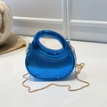 Moderne glänzend blaue Handtasche mit vertikaler Prägung und goldener Kette - Blau