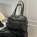 Bolso tote acolchado de nailon negro brillante con correa ajustable para viaje y diario - Negro