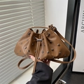 Braune Beuteltasche mit Nieten, Kordelzug und verstellbarem Riemen für Damen - Braun