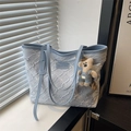 Borsa tote celeste con ricamo floreale, ciondolo a forma di orso e patch in pelle - Con Ciondolo / Blu