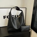 Bolso tote grande de cuero trenzado negro con neceser pequeño a juego de estilo minimalista - Negro