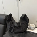 Sac croissant en nylon noir minimaliste avec design plissé et bandoulière réglable - Noir