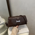 Französische Retro-Achseltasche aus dunkelbraunem Glänzendem Leder mit Metallschnalle - Braun