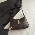 Borsa sottobraccio chic in pelle marrone scuro con logo dorato e tracolla regolabile - Marrone Scuro