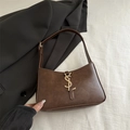 Borsa hobo in pelle testa di moro con logo in metallo dorato per un look elegante - Cuoio