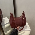 Bolso hobo retro color granate en forma de media luna con detalles de remaches dorados - Rojo