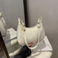 Bolso de hombro media luna blanco minimalista de cuero con detalles en metal dorado - Blanco