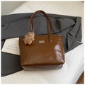 Braune Shopper-Tasche aus Ölwachsleder mit Logo-Plakette und süßem Bärenanhänger - Braun mit Anhänger