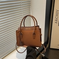Bolso de mano minimalista marrón en contraste con asas dobles y correa larga - Marrón Oscuro