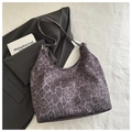 Detail van paarse hobo tas met luipaardprint van getextureerde stof met schouderband - Zwart