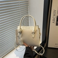 Elegante bolso bandolera beige en contraste con asa cilíndrica y correa larga - Blanco