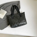 Minimalistische schwarze Tragetasche mit 3D-Schleifenrelief und wasserfestem Nylon - Schwarz