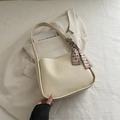Elegante borsa a spalla in similpelle bianco crema con foulard di seta marrone - Bianco Sporco