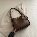 Borsa a spalla marrone scuro in ecopelle con foulard di seta a quadri per l'autunno - Marrone