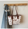 Détail du sac cabas blanc à graffiti avec lanières brunes et imprimé ours mignon - Sans Pendentif / Blanc (Bordure Marron)