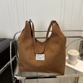 Vintage dunkelbraune Tragetasche aus mattem Wildleder mit Metallringen und Modelabel - Braun