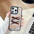 Détails de la coque iPhone en tweed avec deux nœuds en soie et plaque en métal doré - iPhone 17 Pro Max / Brun Coloré