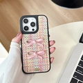 Détail de coque iPhone en tweed avec nœuds roses et plaque gravée Love is Forever - iPhone 17 Pro Max / Rose Multicolore