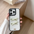 Detalle de funda de piel de serpiente blanca con dos lazos verdes y colgante dorado - Patrón de Piel de Serpiente Grande - 2 Lazos Hechos a Mano / Blanco / iPhone 17 Promax