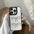 Primer plano de funda de cuero de serpiente blanca con dos lazos de diamantes de imitación - Piel de Serpiente de Agujero Grande 2 Mariposas de Diamantes de Imitación / Blanco / iPhone 17 Pro Max