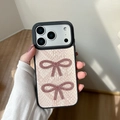 Detalle de mariposa de diamantes rosas en funda de cuero para iPhone con protector de lente - Piel de Serpiente de Agujero Grande 2 Mariposas de Diamantes de Imitación / Rosa / iPhone 17 Pro Max