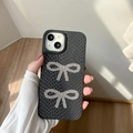 Primer plano de funda de cuero de cocodrilo negro con brillantes mariposas de strass - Piel de Serpiente de Agujero Grande 2 Mariposas de Diamantes de Imitación / Negro / iPhone 17 Pro Max