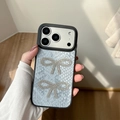 Detalle de funda azul claro con encaje y mariposas de diamantes de imitación - Piel de Serpiente de Agujero Grande 2 Mariposas de Diamantes de Imitación / Azul / iPhone 17 Pro Max