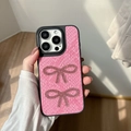 Dettaglio custodia iPhone rosa in pelle di coccodrillo sintetica con fiocchi di strass - Rosa Rosso