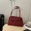 Bolso de hombro minimalista en ante rojo con silueta rectangular y hebilla plateada - Rojo