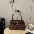 Bolso de hombro minimalista en ante marrón con correa vintage y hebilla de plata - Marrón