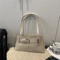 Bolso de hombro minimalista en ante beige con detalle de hebilla sobre punto suave - Caqui