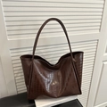 Borsa tote marrone da donna in pelle con stampa coccodrillo e design minimalista chic - caffè
