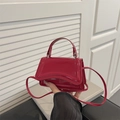 Elegante rote Mini-Handtasche aus Lackleder mit gebogenem Boden und schmalem Gurt - Rot
