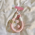 Detail eines rosa handgefertigten Anhängers mit Stern und Wolke auf weißem Stoff - (Smiley) Kurzes Seil - Wolkenanhänger - Rosa