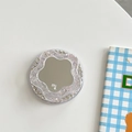 Detail of flower-shaped mirror phone grip with sparkling rhinestones and glitter resin - Magnetic Glitter Flower Mirror - Pink
