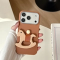 Detalle de funda de cuero marrón con soporte de anillo de madera en forma de caballo - Marrón / iPhone 17 Pro Max