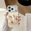 Detalle de funda de cuero crema con caballito de madera 3D y una cuenta amarilla - Blanco Roto / iPhone 17 Pro Max