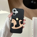 Detalle de funda de cuero negro con un soporte en forma de caballito de madera - Negro / iPhone 17 Pro Max