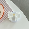Dettaglio del supporto magnetico per telefono in resina 3D con fiocco in metallo dorato - Bianco