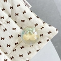 Gros plan d'un support de téléphone boule de cristal avec nœud pastel à l'intérieur - Support Boule de Cristal-Bulle de Rêve-No.54
