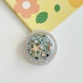 Detailopname van de telefoonhouder met zeester, schelpen en sprankelende glitters - Witte Strass Magnetisch - Oceaan Zeester - Zwart