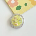 Detail van de griptok-houder met zeester en schelp op gele glitterachtergrond - Witte Strass Magnetisch - Oceaan Zeester - Geel