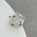 Detail van de stervormige telefoonhouder met kleurrijke lovertjes en een zilveren spiegelcentrum - Magnetische Standaard / Zwart