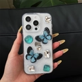 Dettaglio custodia iPhone con farfalle blu, gemme verdi e decorazioni in strass lucidi - Farfalla Blu Zaffiro / iPhone 17 Pro Max