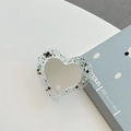 Détail macro du support MagSafe en forme de cœur avec résine pailletée et miroir intégré - Support Transparent Miroir de Coeur à Paillettes (Noir)