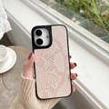 Dettaglio della texture in pelle di serpente rosa su custodia protettiva per iPhone con bordo nero - Motivo Pelle di Serpente-Rosa / iPhone 17 Promax