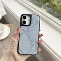 Dettaglio della custodia in pelle a serpente per iPhone con protezione obiettivo - Motivo Pelle di Serpente-Blu / iPhone 17 Promax