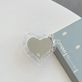 Détail macro du support de téléphone magnétique en forme de cœur avec résine pailletée - Support Transparent Miroir de Coeur à Paillettes (Argent)
