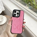 Rosa Lederhülle mit Schlangenmuster für das iPhone zeigt hochwertige Textur und Ausschnitte - Schlangenhautmuster-Rosarot
