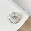 Dettaglio del supporto per telefono a cuore con texture perlata e fiocco di strass - Cuore di Conchiglia Magnetica Fiocco di Strass (Zircone Bianco)